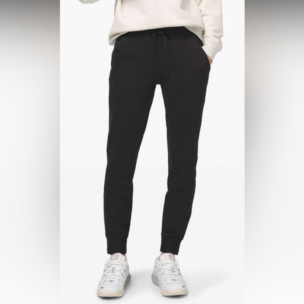 Lululemon fleece lined sweatpants in a size 2. NWOT